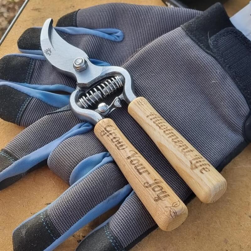 Personalised Garden Secateurs – A Unique Gardening Gift